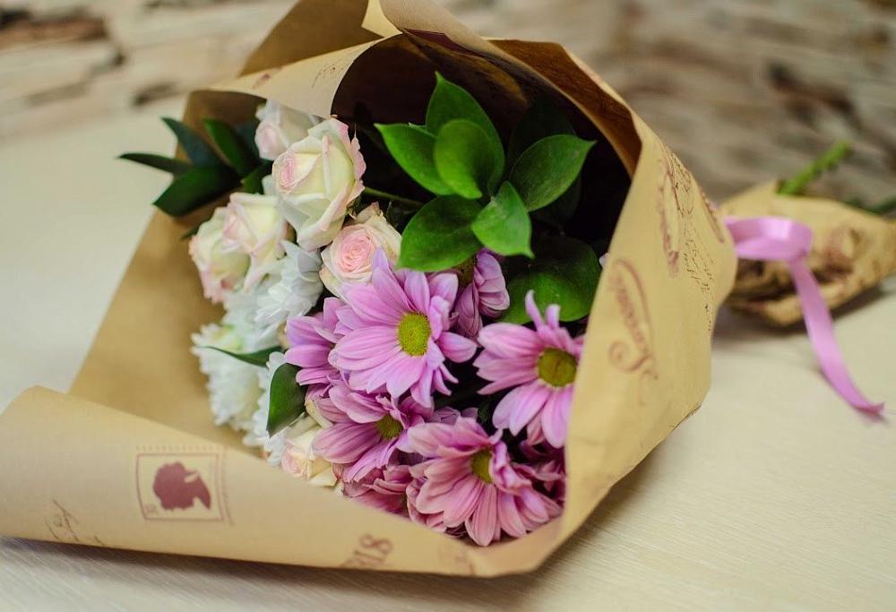 Букет улыбка в Янтарном Букет цветов из: Розы и Хризантемы в Янтарном