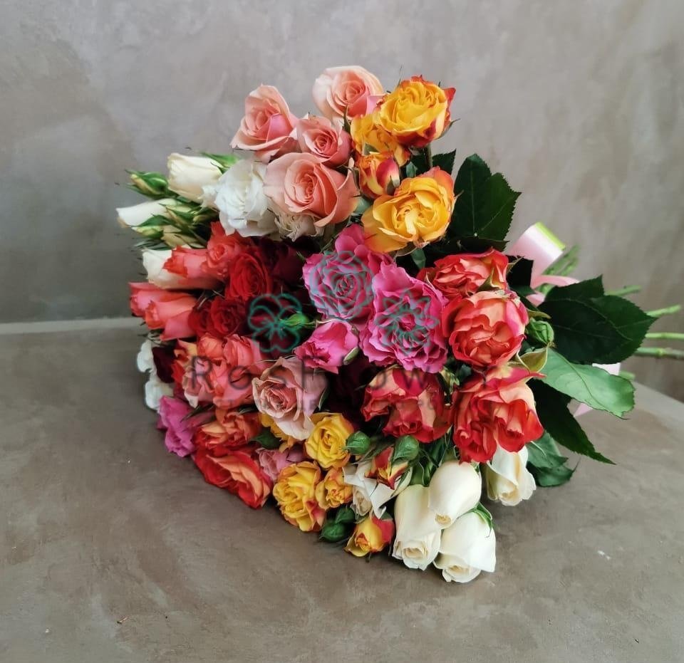 Букет пестрое настроение в Янтарном Букет цветов из: Розы в Янтарном