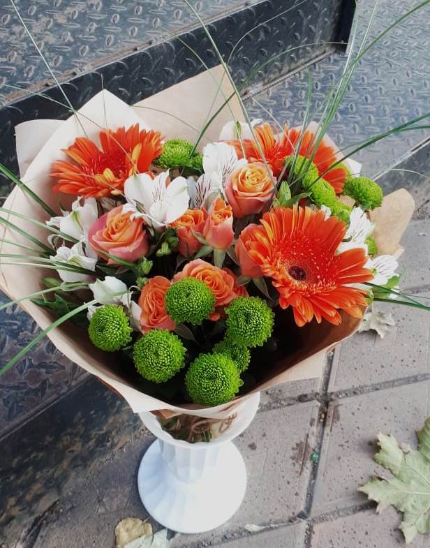 Букет огненно-рыжий в Янтарном Букет цветов из: Герберы, Хризантемы, Альстромерии и Розы в Янтарном