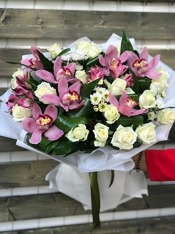 Букет цветов из: Розы и Хризантемы в Янтарном