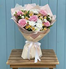 Букет французская меренга в Янтарном Букет цветов из:  Гвоздики, Орхидеи и Розы в Янтарном