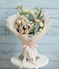 Букет Сказочное воображение в Янтарном Букет цветов из:  Розы и Лизиантусы в Янтарном