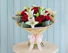 Букет Элегантная гармония в Янтарном Букет цветов из:  Лилии и Розы в Янтарном