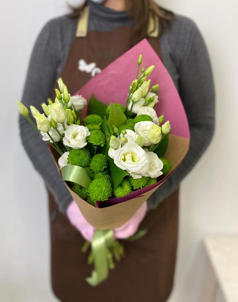 Букет морозный день в Янтарном Букет цветов из: Хризантемы и Лизиантусы в Янтарном