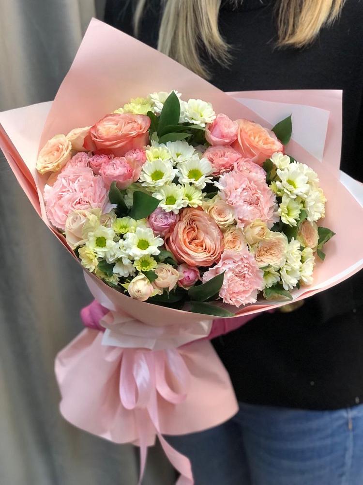 Букет нежные объятья в Янтарном Букет цветов из: Гвоздики, Розы и Хризантемы в Янтарном