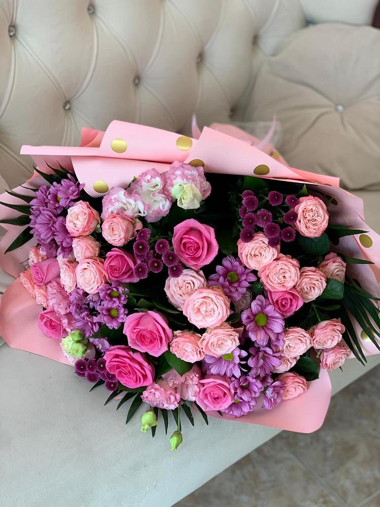 Букет Ваше величество в Янтарном Букет цветов из: Хризантемы, Розы и Лизиантусы в Янтарном