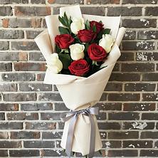 Букет красно-белые розы в Янтарном Букет цветов из:  Розы в Янтарном