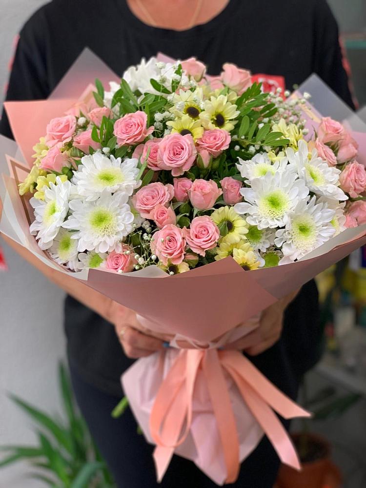 Букет юношеские грезы в Янтарном Букет цветов из: Розы и Хризантемы в Янтарном