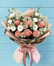 Букет олимп в Янтарном Букет цветов из:  Розы, Альстромерии и Лизиантусы в Янтарном