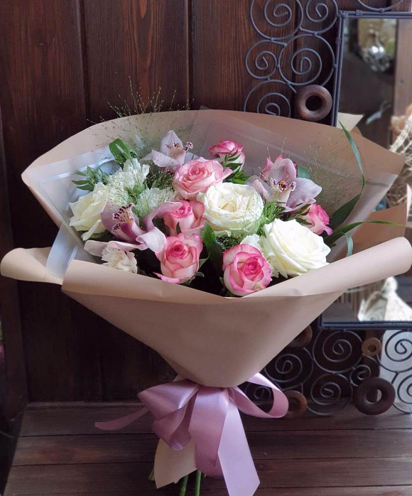 Букет майское утро в Янтарном Букет цветов из: Гвоздики, Орхидеи, Розы и Хризантемы в Янтарном