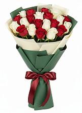 Микс из красных и белых роз в Янтарном Букет Микс из красных и белых роз в Янтарном