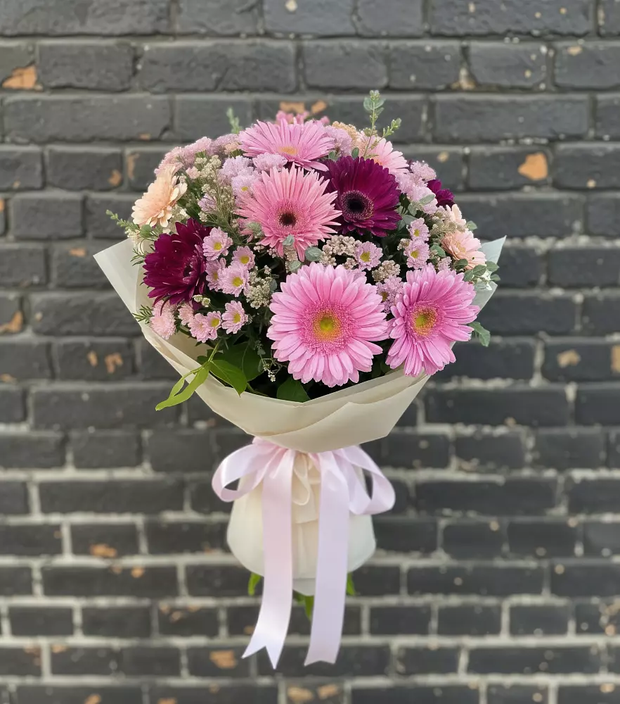 Букет яркие краски в Янтарном Букет цветов из: Герберы и Хризантемы в Янтарном