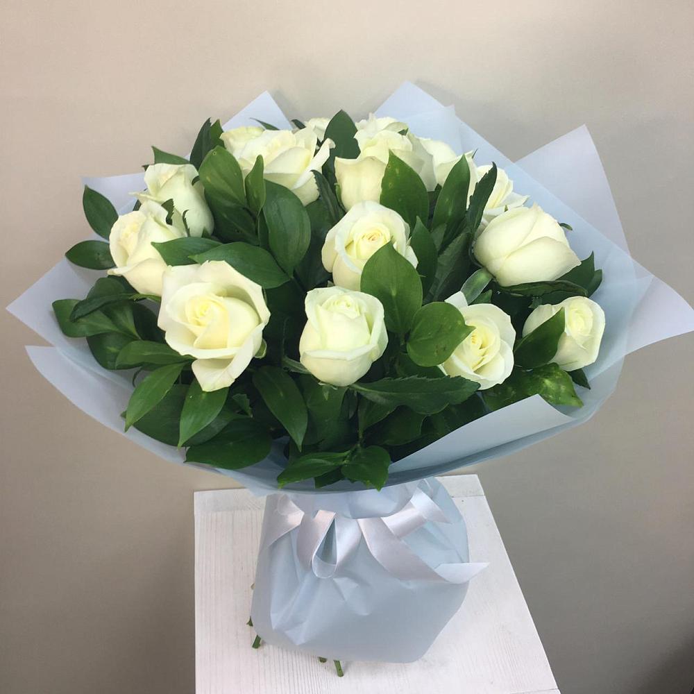 15 Белых роз Проуд в Янтарном Букет 15 Белых роз Проуд в Янтарном