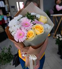 Букет цветов из:  Герберы, Розы и Хризантемы в Янтарном
