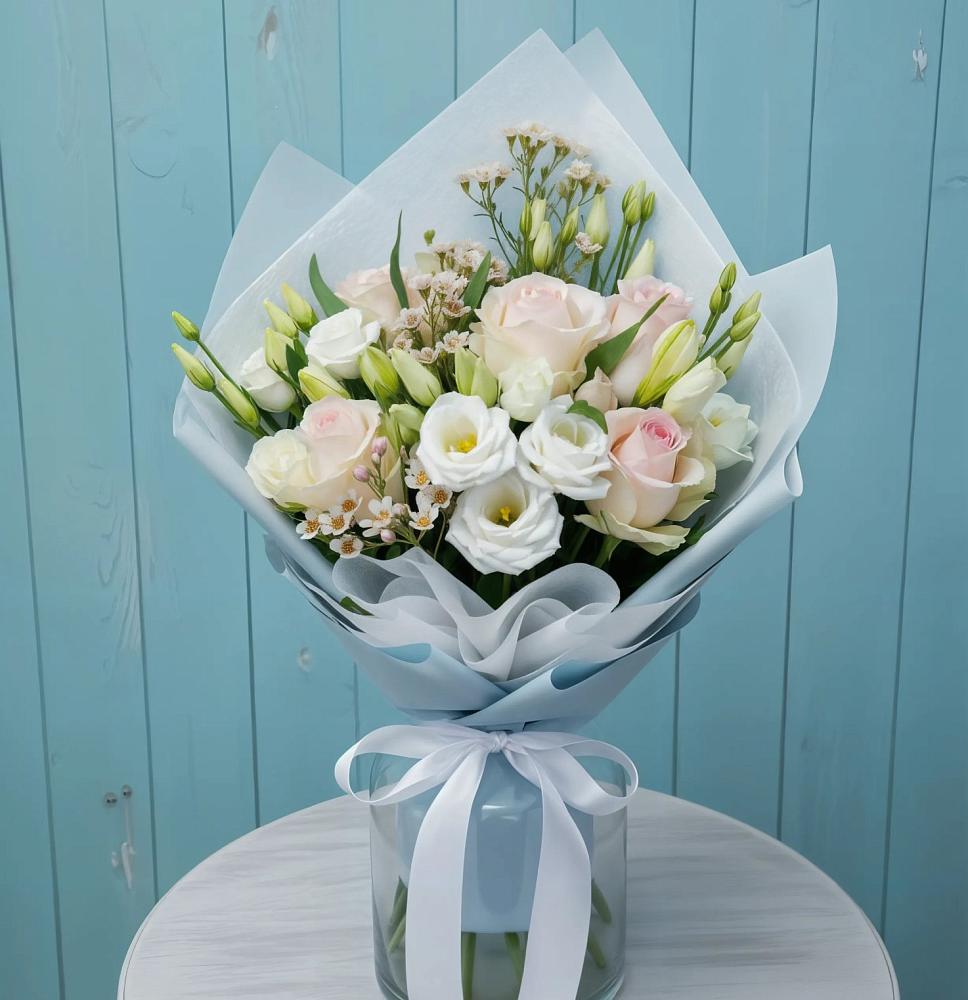 Букет цветов из: Розы и Лизиантусы в Янтарном