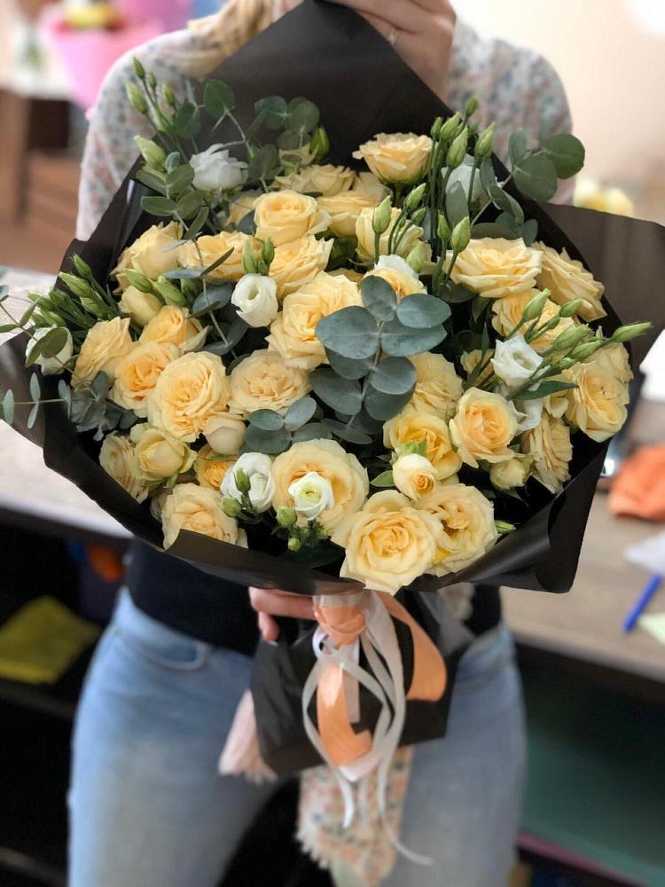 Букет птица счастья в Янтарном Букет цветов из: Розы и Лизиантусы в Янтарном