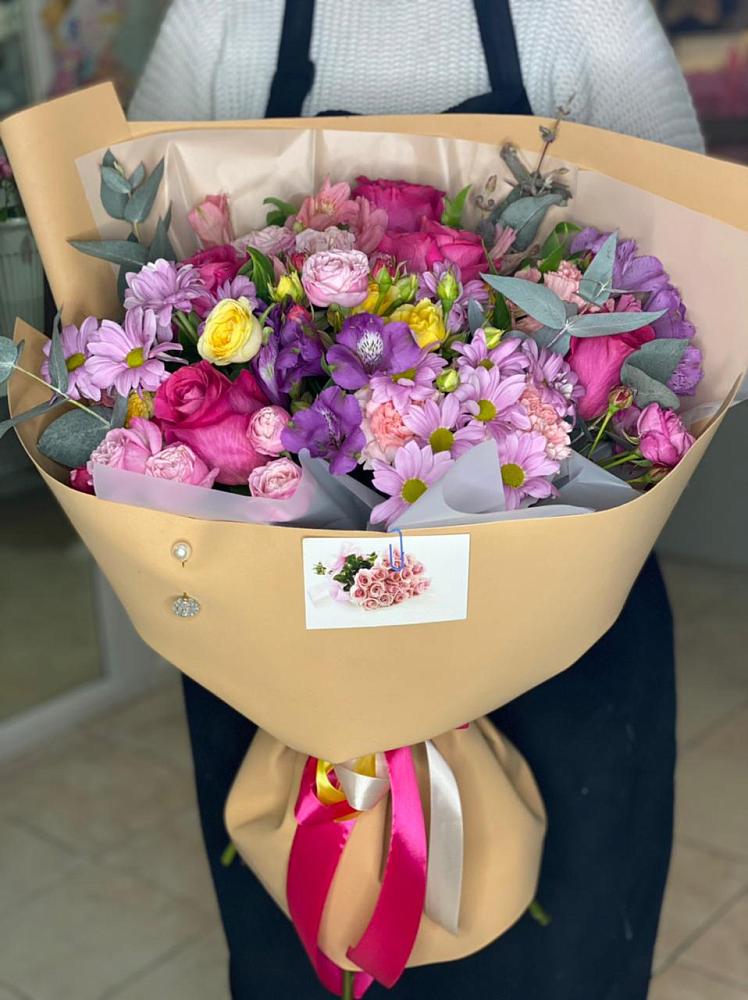 Букет вдохновленный любовью в Янтарном Букет цветов из: Хризантемы, Гвоздики и Альстромерии в Янтарном