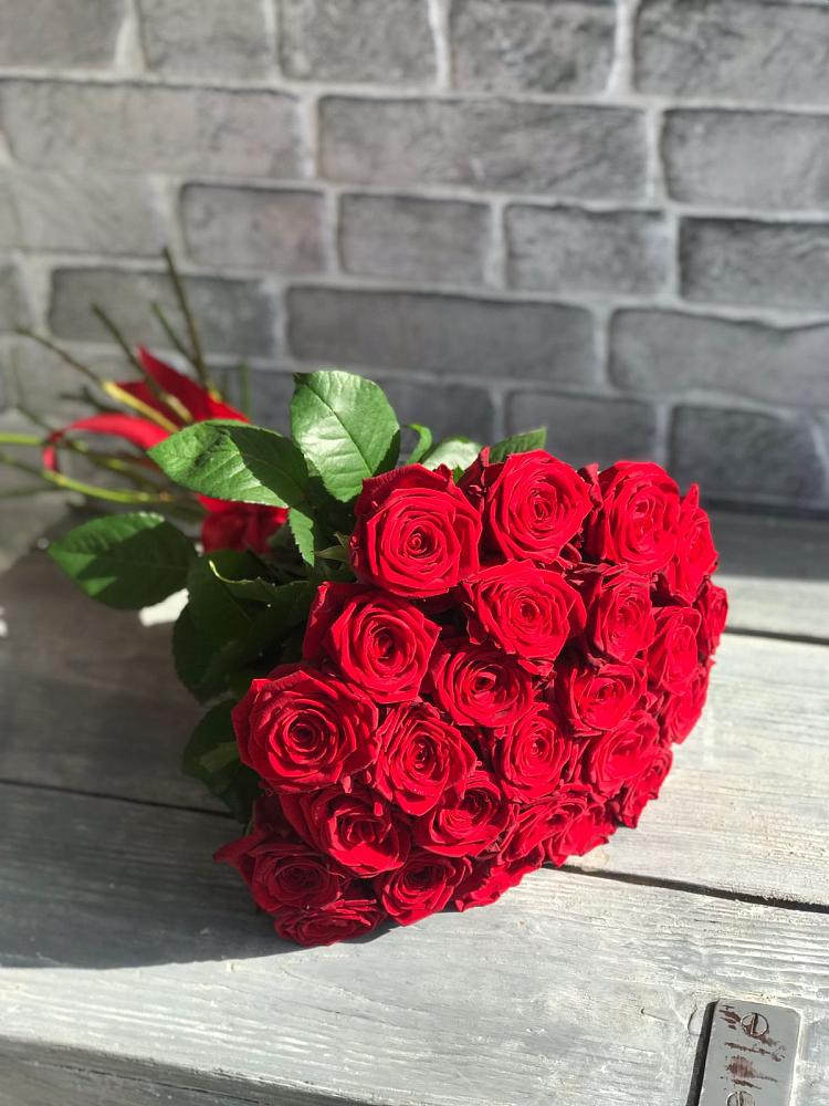 Красные розы Фридом в Янтарном Букет Красные розы Фридом в Янтарном