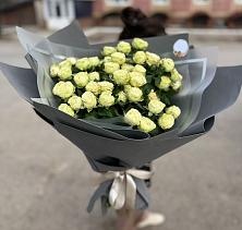 Букет Белые кустовые розы Солинеро в Янтарном