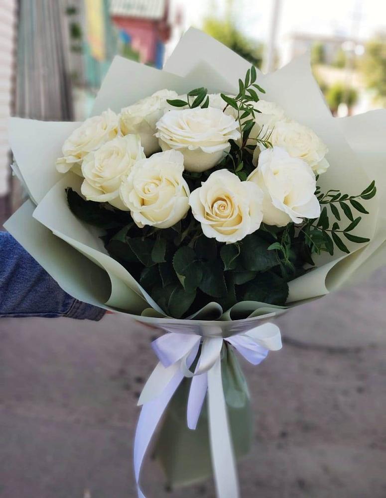 Белые розы Проуд в Янтарном Букет Белые розы Проуд в Янтарном