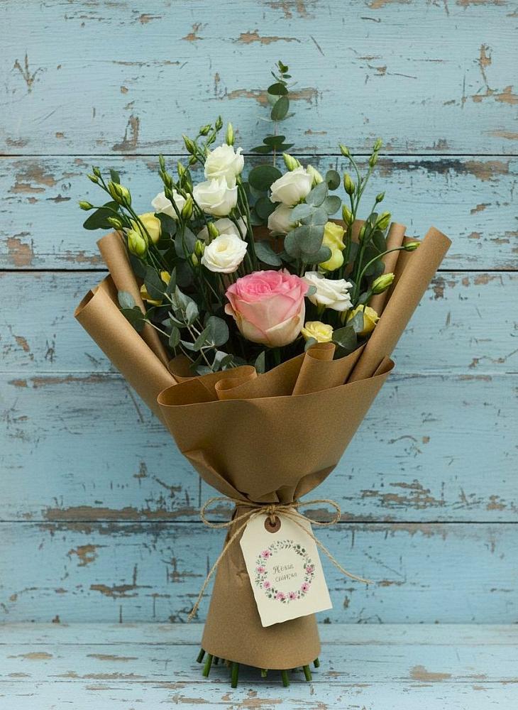 Букет нежный привет в Янтарном Букет цветов из: Розы и Лизиантусы в Янтарном