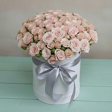 Композиция утонченная красота в Янтарном Цветочная композиция из Розы в шляпной коробке в Янтарном