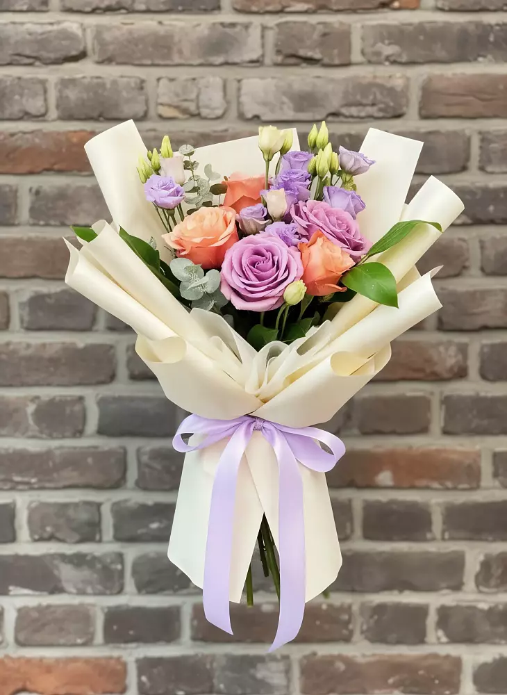 Букет цветочные ноты в Янтарном Букет цветов из: Лизиантусы и Розы в Янтарном