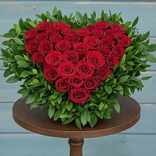 Композиция Сердце в любви в Янтарном Цветочная композиция из Розы в виде сердца в Янтарном