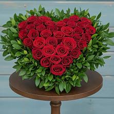 Композиция Сердце в любви в Янтарном Цветочная композиция из Розы в виде сердца в Янтарном