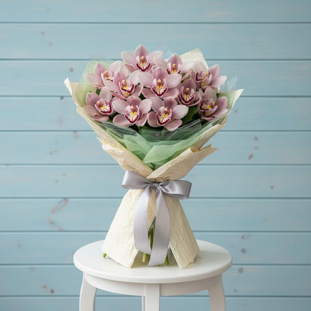 Букет 11 орхидей в Янтарном Букет цветов из: Орхидеи и Розы в Янтарном