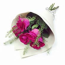 Букет ярко-розовый в Янтарном Букет цветов из:  Розы в Янтарном