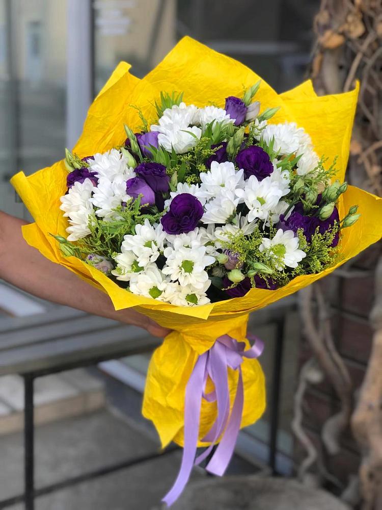 Букет облака в Янтарном Букет цветов из: Ирисы, Хризантемы и Ромашки в Янтарном