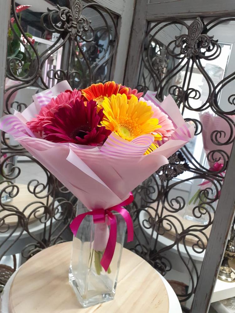 Букет радуга в Янтарном Букет цветов из: Герберы в Янтарном