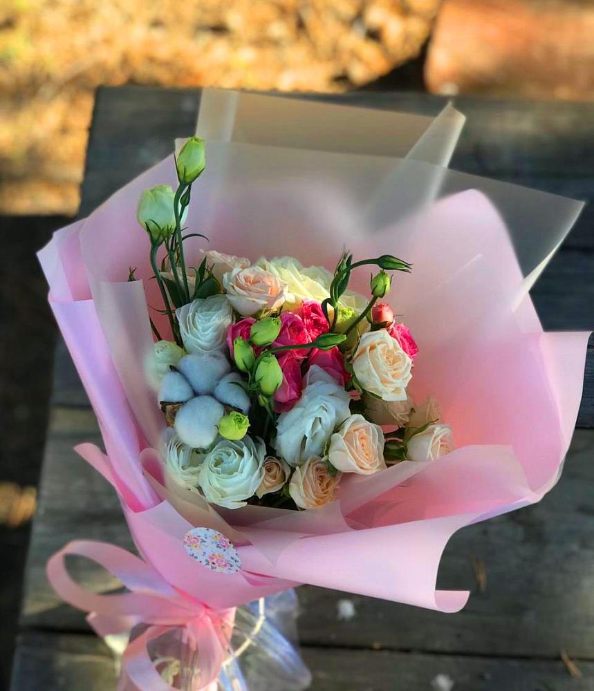 Букет цветочный коктейль в Янтарном Букет цветов из: Розы и Лизиантусы в Янтарном