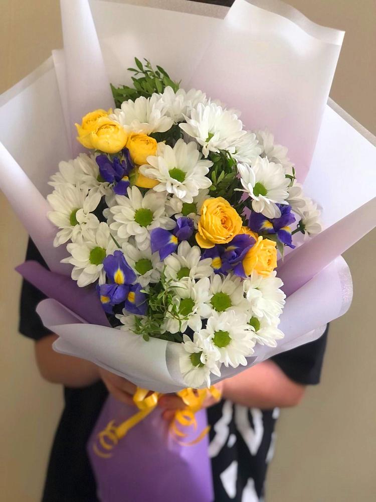 Букет солнечный привет в Янтарном Букет цветов из: Ирисы, Хризантемы и Розы в Янтарном