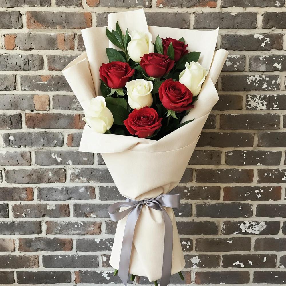 Букет красно-белые розы в Янтарном Букет цветов из: Розы в Янтарном