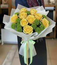 Букет сочно-зеленый в Янтарном Букет цветов из:  Хризантемы и Розы в Янтарном