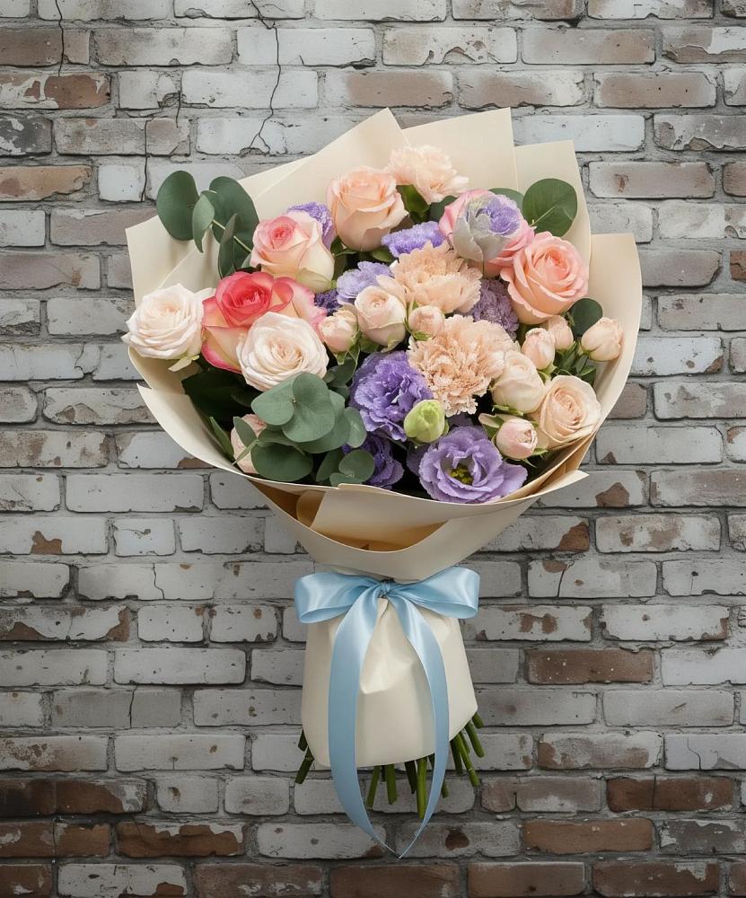 Букет Феерия в Янтарном Букет цветов из: Розы, Лизиантусы и Гвоздики в Янтарном