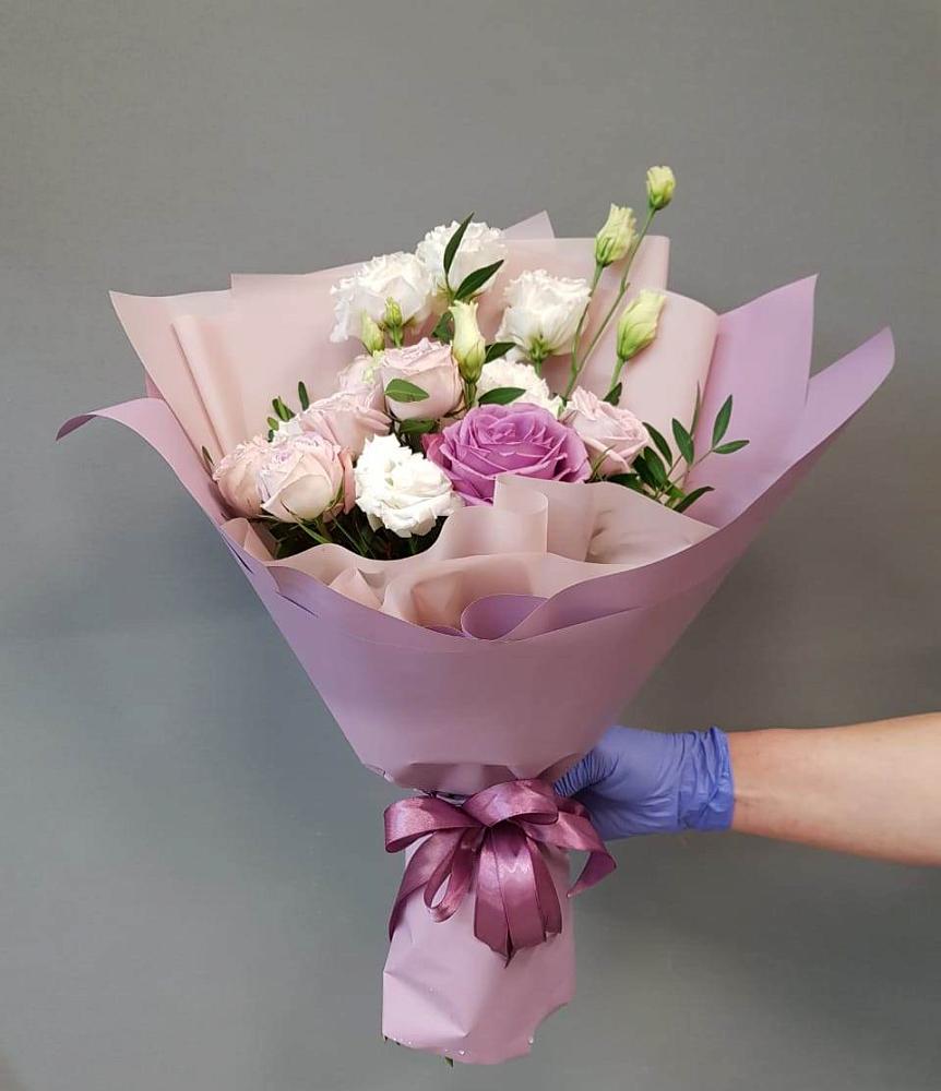 Букет Легкое дыхание в Янтарном Букет цветов из: Розы и Лизиантусы в Янтарном