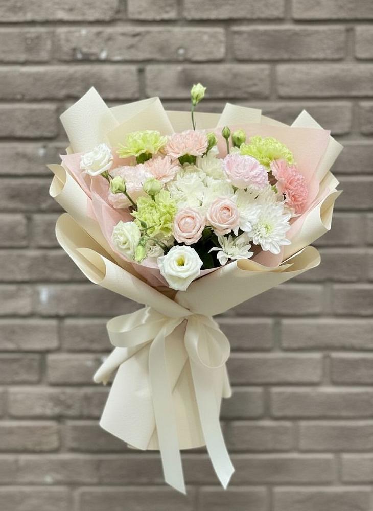 Букет цветов из: Гвоздики, Розы, Лизиантусы и Хризантемы в Янтарном