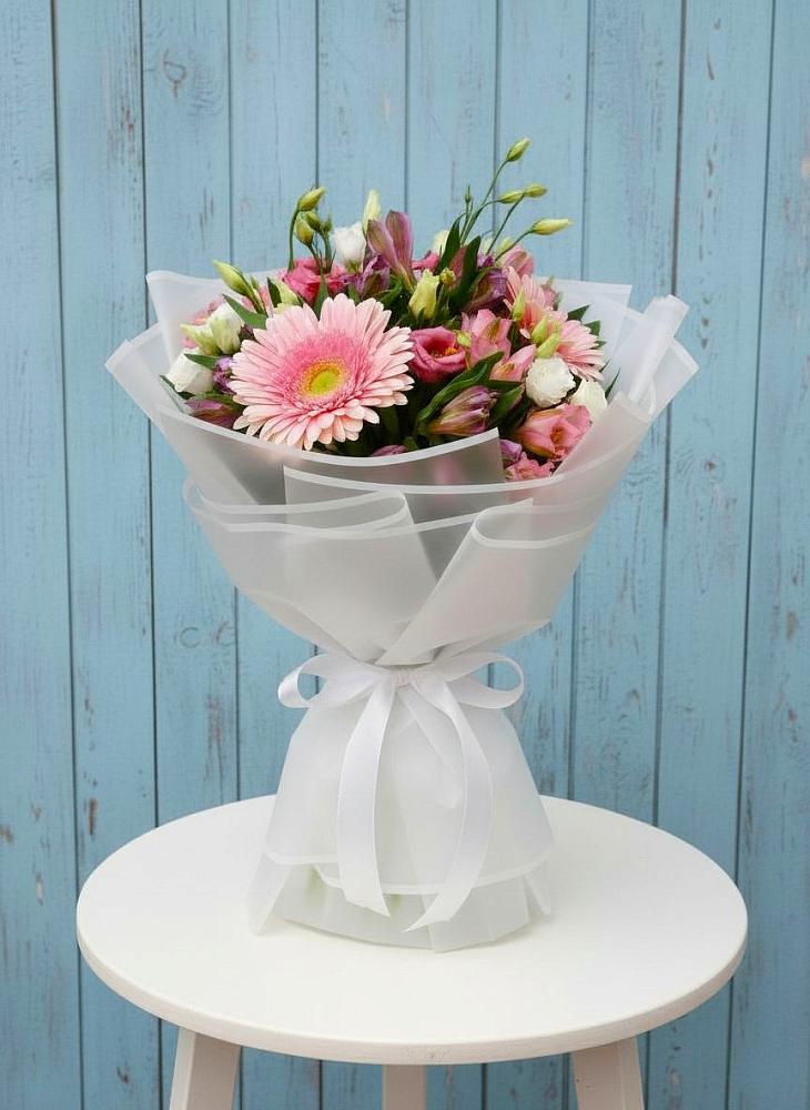 Букет прохладный бриз в Янтарном Букет цветов из: Герберы, Альстромерии и Лизиантусы в Янтарном