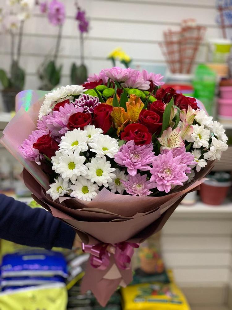 Букет салют цветов в Янтарном Букет цветов из: Розы, Хризантемы и Альстромерии в Янтарном