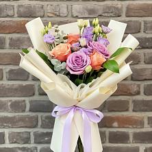 Букет цветочные ноты в Янтарном Букет цветов из:  Лизиантусы и Розы в Янтарном