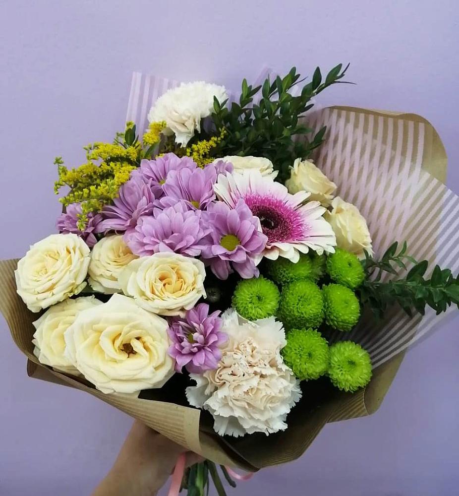 Букет магия в Янтарном Букет цветов из: Хризантемы, Розы, Гвоздики и Герберы в Янтарном