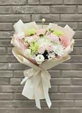 Букет Трепет мечты в Янтарном Букет цветов из:  Гвоздики, Розы, Лизиантусы и Хризантемы в Янтарном