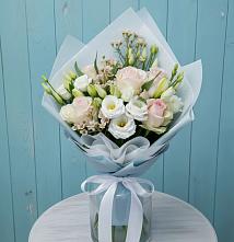 Букет очаровательный аромат в Янтарном Букет цветов из:  Розы и Лизиантусы в Янтарном