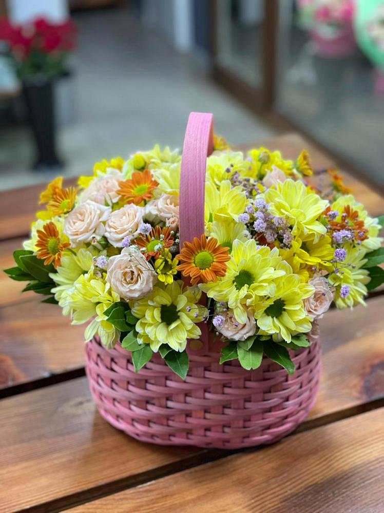 Цветочная композиция из Хризантемы и Розы в корзине в Янтарном