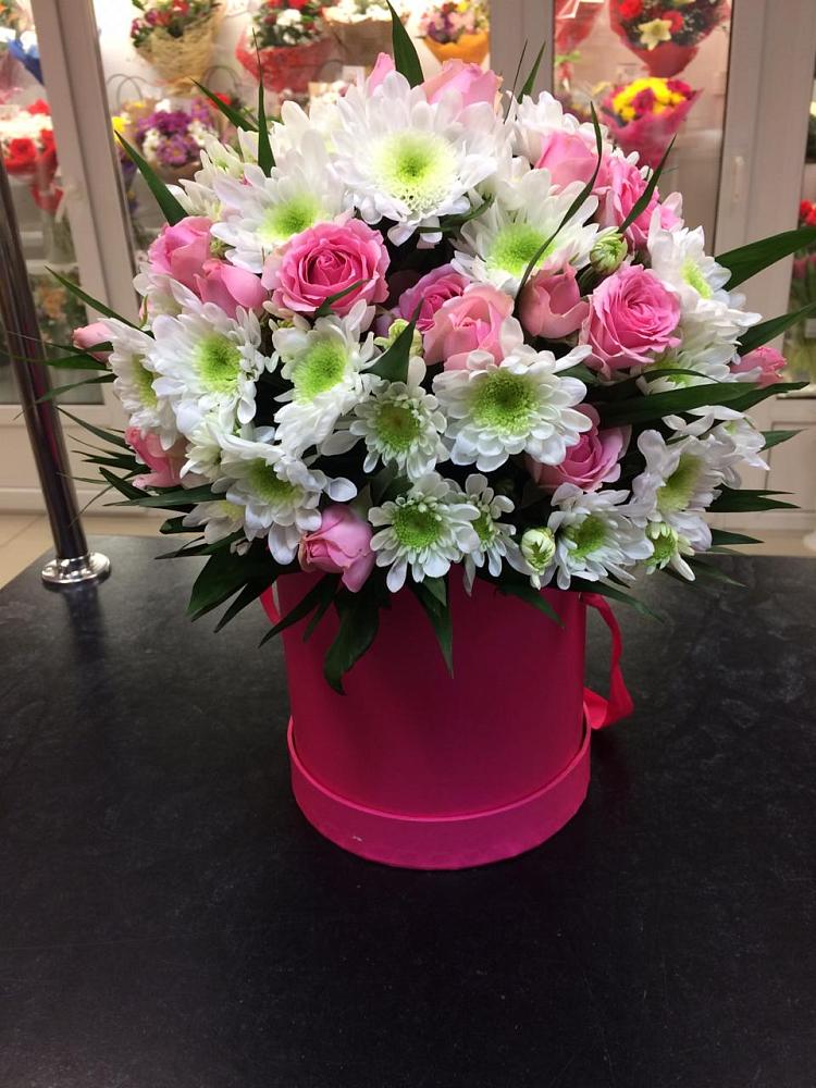 Композиция грация в Янтарном Цветочная композиция из Розы и Хризантемы в шляпной коробке в Янтарном