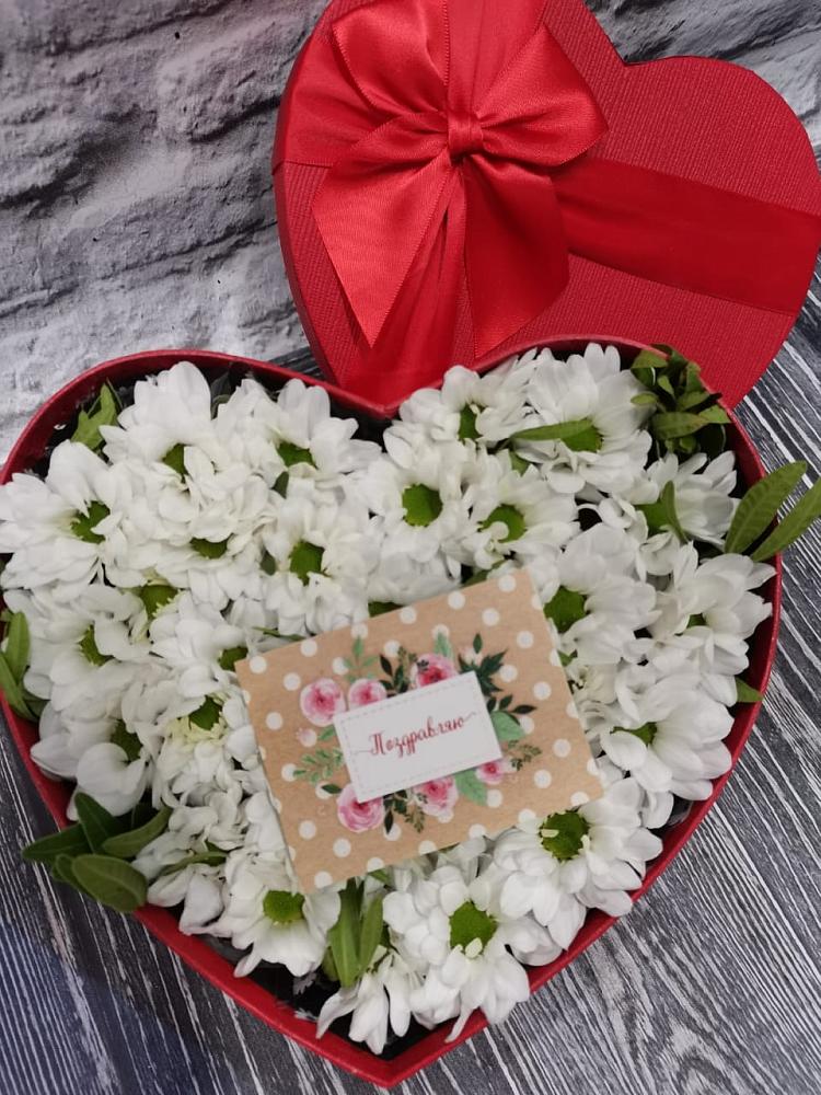 Композиция сплетение судьбы в Янтарном Цветочная композиция из Хризантемы в виде сердца в Янтарном