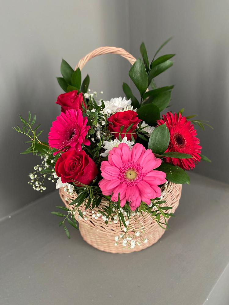 Цветочная композиция из Розы, Хризантемы и Герберы в корзине в Янтарном